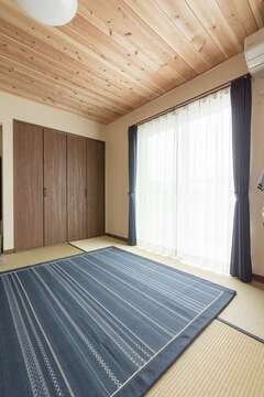 ご主人は8畳の和室を希望した。天井には無垢のスギが張られ、清々しくもあたたかな仕上がりに