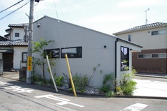 狭小地で叶えた「木のぬくもりに包まれた美容室」