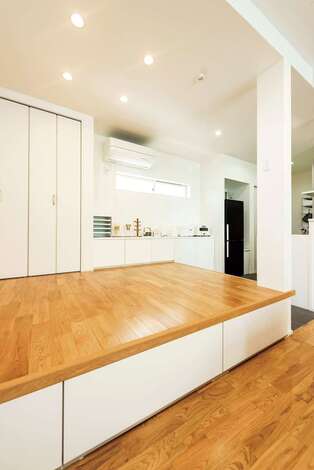 リビングの一角は小上がりの洋室に。下部の引き出しには、おもに子どものおもちゃを収納