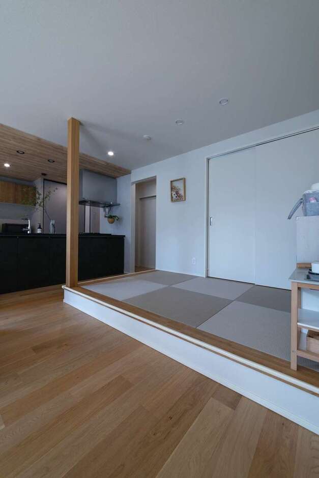 リビングの畳コーナーは3畳。ゴロンと横になったり、キッズスペースや洗濯物を畳むなど、多用途に使えて便利。布団も入る大容量の収納を備えたことで、ゲストの寝室としても使える
