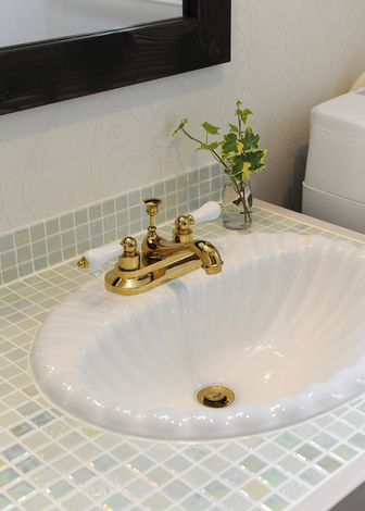 モザイクタイル、洗面ボウル、水栓を支給して造作した洗面台。ここまで自由度の高い施工ができるのも工務店ならでは