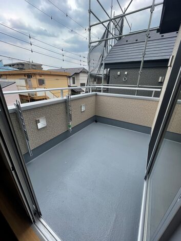 開放感あるバルコニーのスペース。外の風を感じながら、リラックスできる場所として活用可能。見晴らしも良く、洗濯物干しにも便利である。