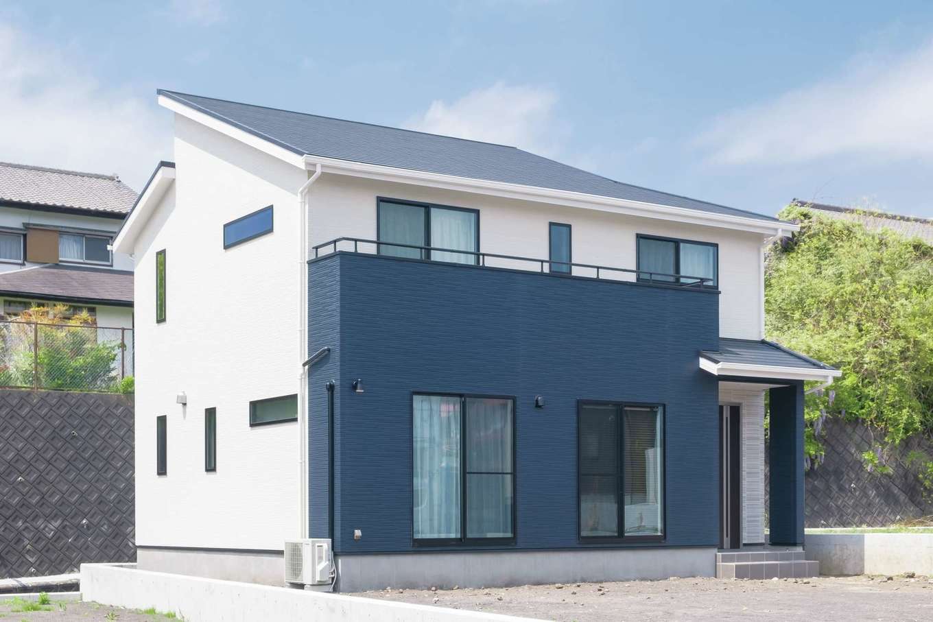 ＩＤＫ 住まいの発見館【1000万円台】小・中学校に近い好立地。並列4台分の広い駐車スペースも確保