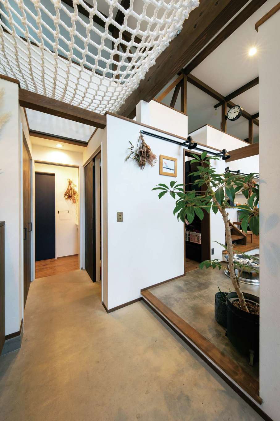 Select工房【デザイン住宅、間取り、スキップフロア】美容室とLDKを繋ぐ玄関土間は奥さまがオン・オフを切り替える空間