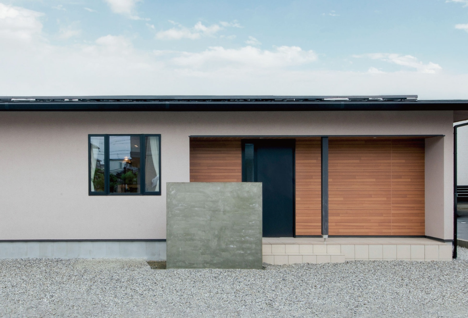 誠一建設【自然素材、建築家、平屋】シンプルな外観に、木のあたたかさをプラス。街並みに溶け込む、暮らしになじむ佇まい