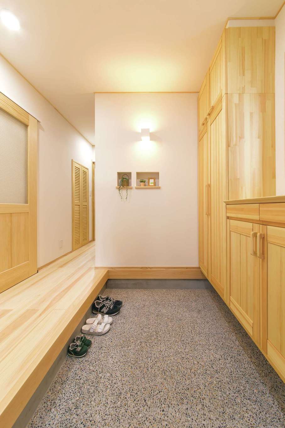 ワイズホーム【子育て、自然素材、間取り】玄関は洗い出しのたたきで和テイストをプラス。リビングを通らなくても洗面・キッチンへとぐるりとまわれる