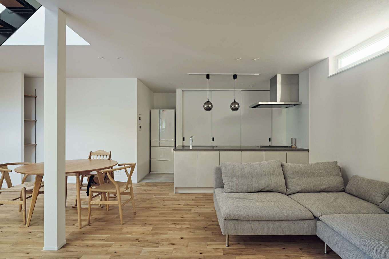 平屋建築ブルーハウス【デザイン住宅、建築家、平屋】白と木目を基調にしたシンプルな室内空間