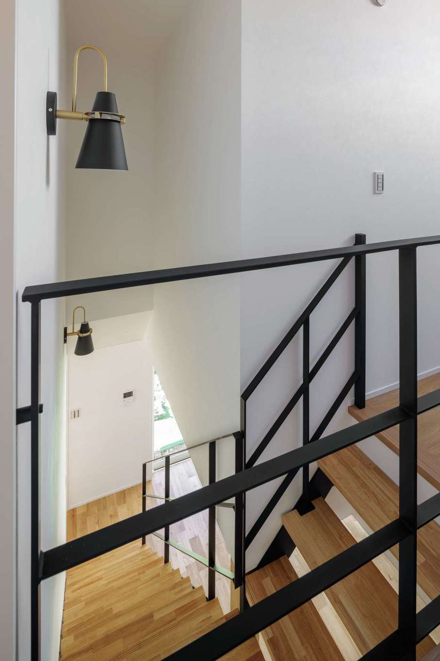 tact design firm【デザイン住宅、子育て、間取り】リビング階段は正方形の踊り場をつくることで、安心と安全、使いやすさを確保した