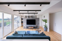 ワークスペースを設けた白の平屋