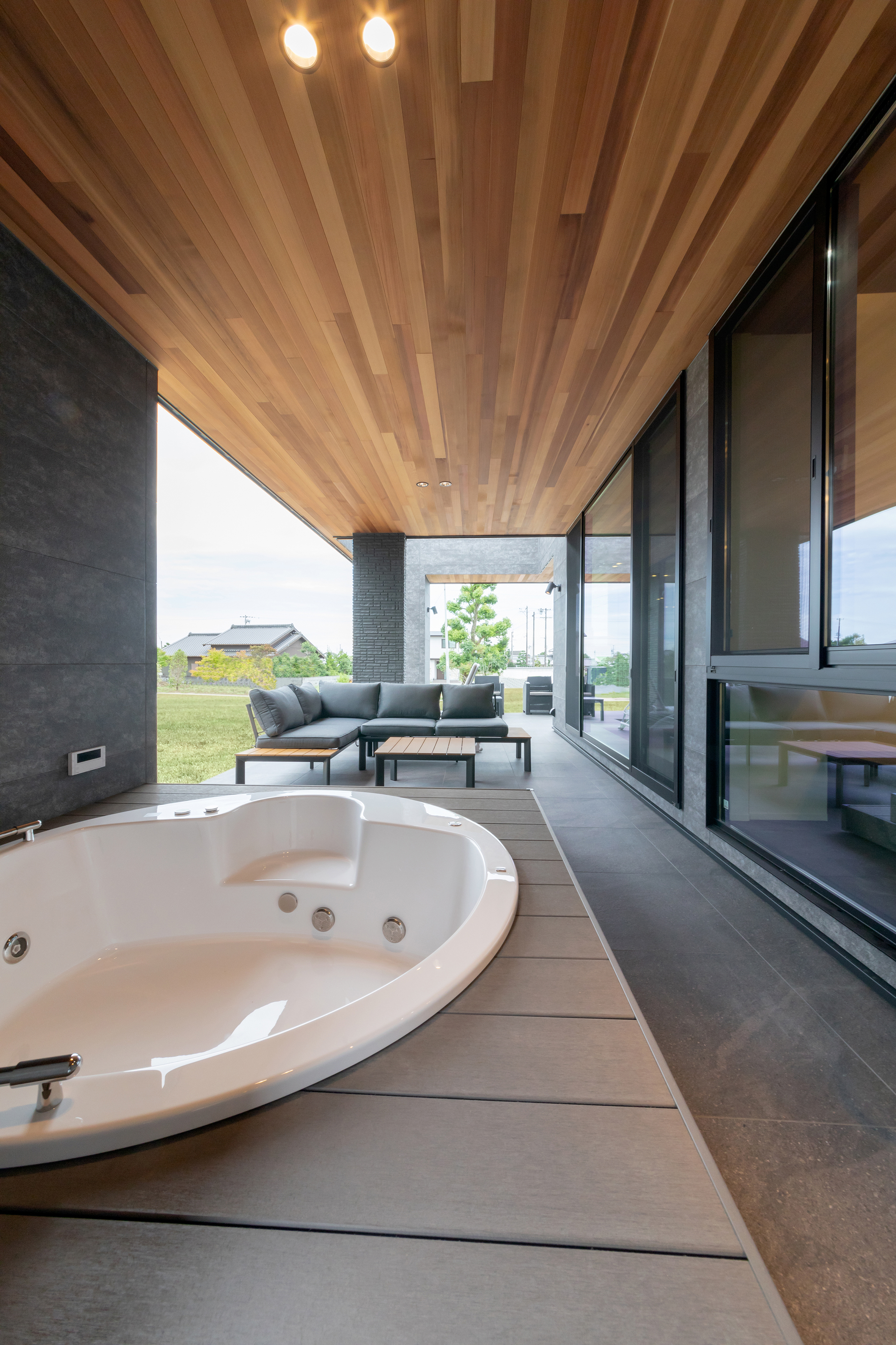 REIWA HOUSE（令和ハウス）｜タープをその都度張らなくてもいいように、テラス部分は最初から屋根付きに。
ジャグジーバスやソファセットを置いて、仲間が遊びに来ても外だけで十分におもてなしできる。