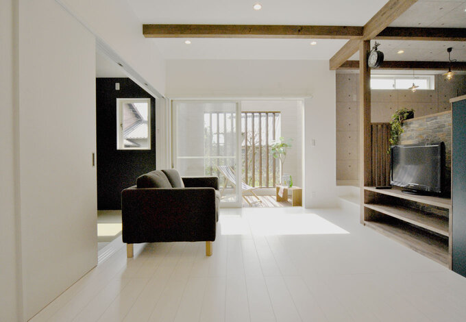 リビングを中心にダイニング・和室・アウトリビングがつながりを演出している