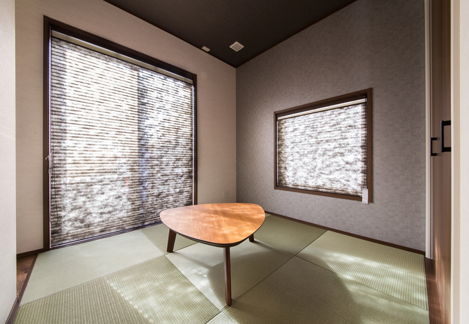 リビングなどを通らずに玄関からそのままアクセスできる独立した和室。縁のない琉球畳を採用し、和の中にもモダンな印象を与える