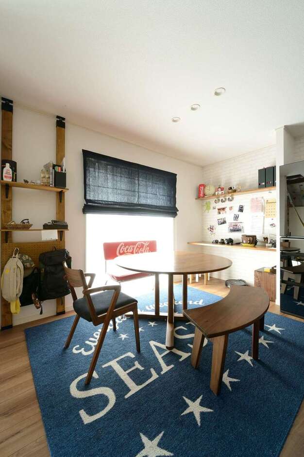 キッチンの真横にレイアウトしたダイニングテーブルとベンチはオーダーメイド。赤ちゃんを抱いた奥さまが座ったままモノを出し入れできる位置に冷蔵庫を配置。奥の造作カウンターは幼稚園からのプリントを貼ったり、子どもたちのお絵描きコーナーとして活用