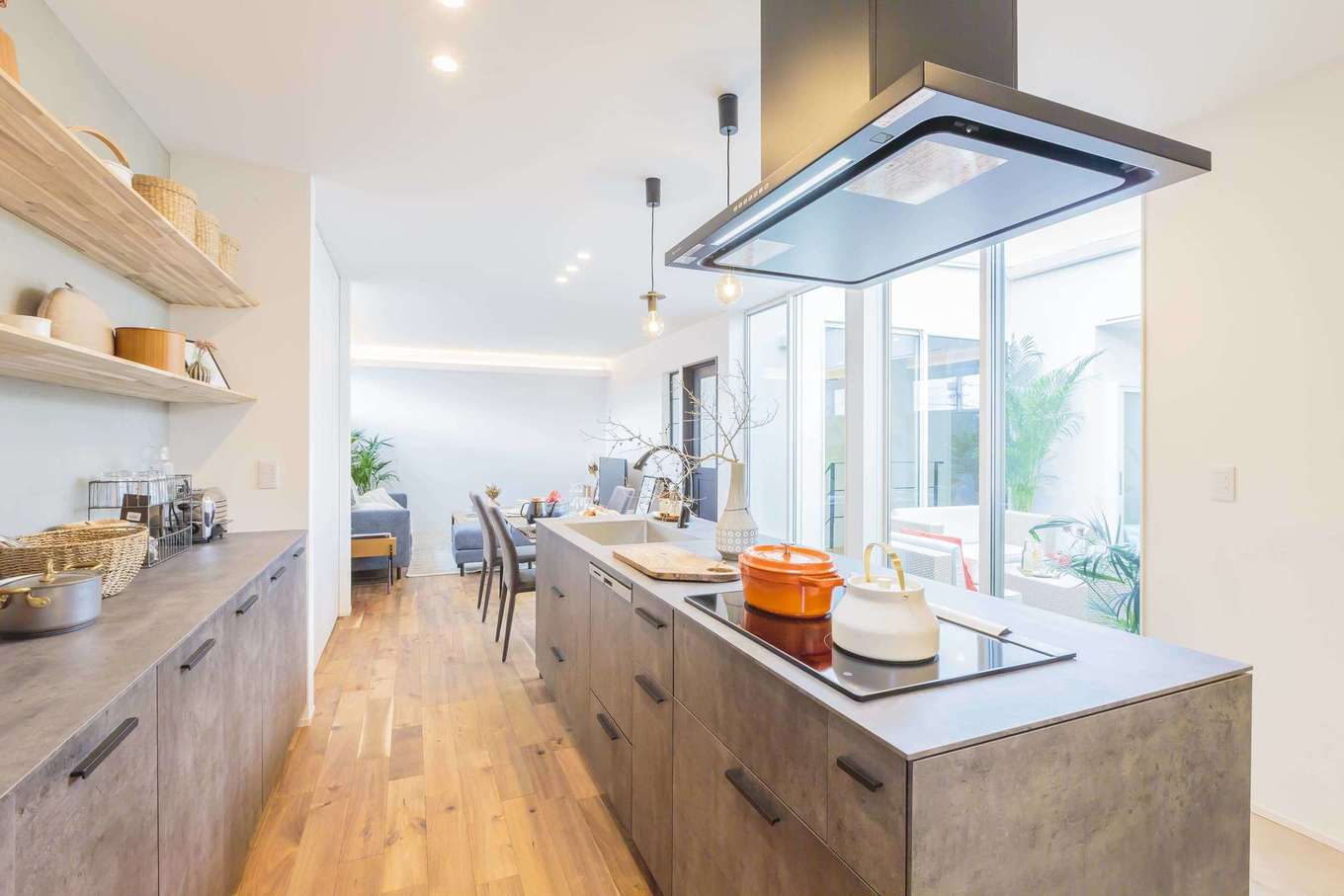 ARRCH アーチ【デザイン住宅、建築家、ガレージ】キッチンとテラスが近いため、BBQの際の準備、食材の出し入れ、片付けもスムーズ。調理をしながら庭を眺めたり、リビングやテラスで遊ぶ子どもを見守ることもできて安心