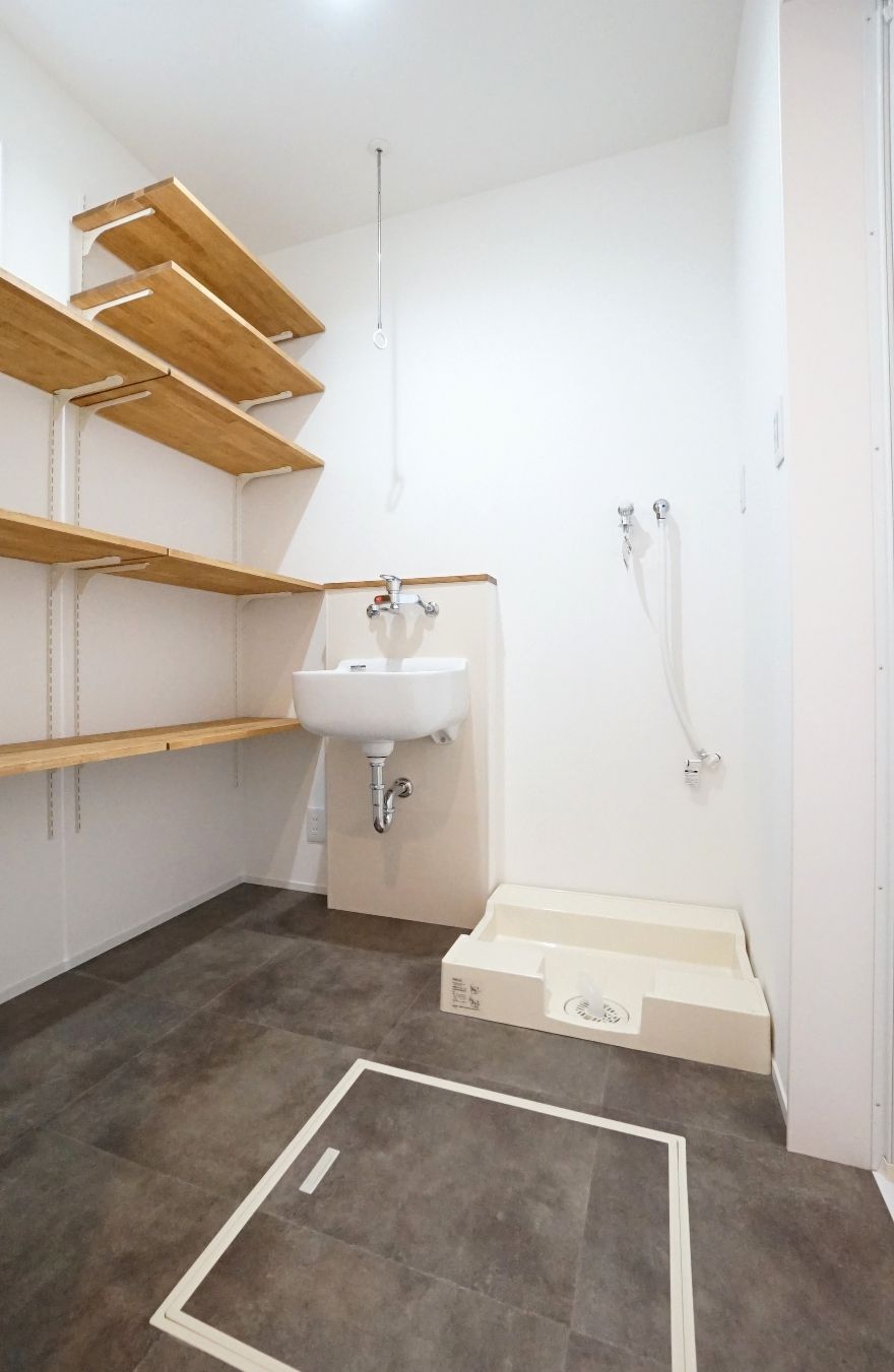 RIKYU 一級建築士事務所【デザイン住宅、間取り、建築家】ゆったりとした脱衣室。子どもたちが泥んこで帰ってきても、深底シンクで浸け置き洗いできるのでラクラク。洗面コーナーと離したことにより、誰かが入浴中でも自由に歯磨きや洗面ができる
