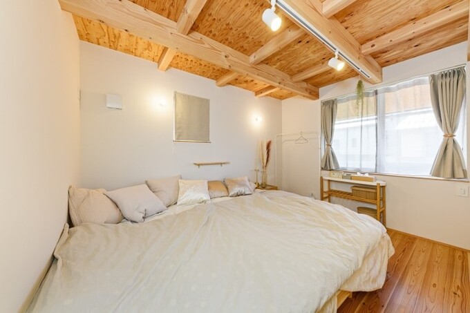 あらわし天井の寝室。