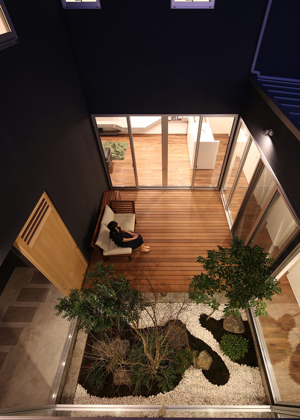 SIMPLE NOTE 豊川スタジオ【デザイン住宅、建築家、平屋】全居室に面した中庭がY邸の主役。日当たり・通風・プライバシー・防犯の４条件をクリアし、無駄を省いた豊かな暮らしを実現してくれる。子どもの遊び場に、家族のくつろぎスペースに、そして、安心して使える物干し場にと、一年中大活躍の空間だ