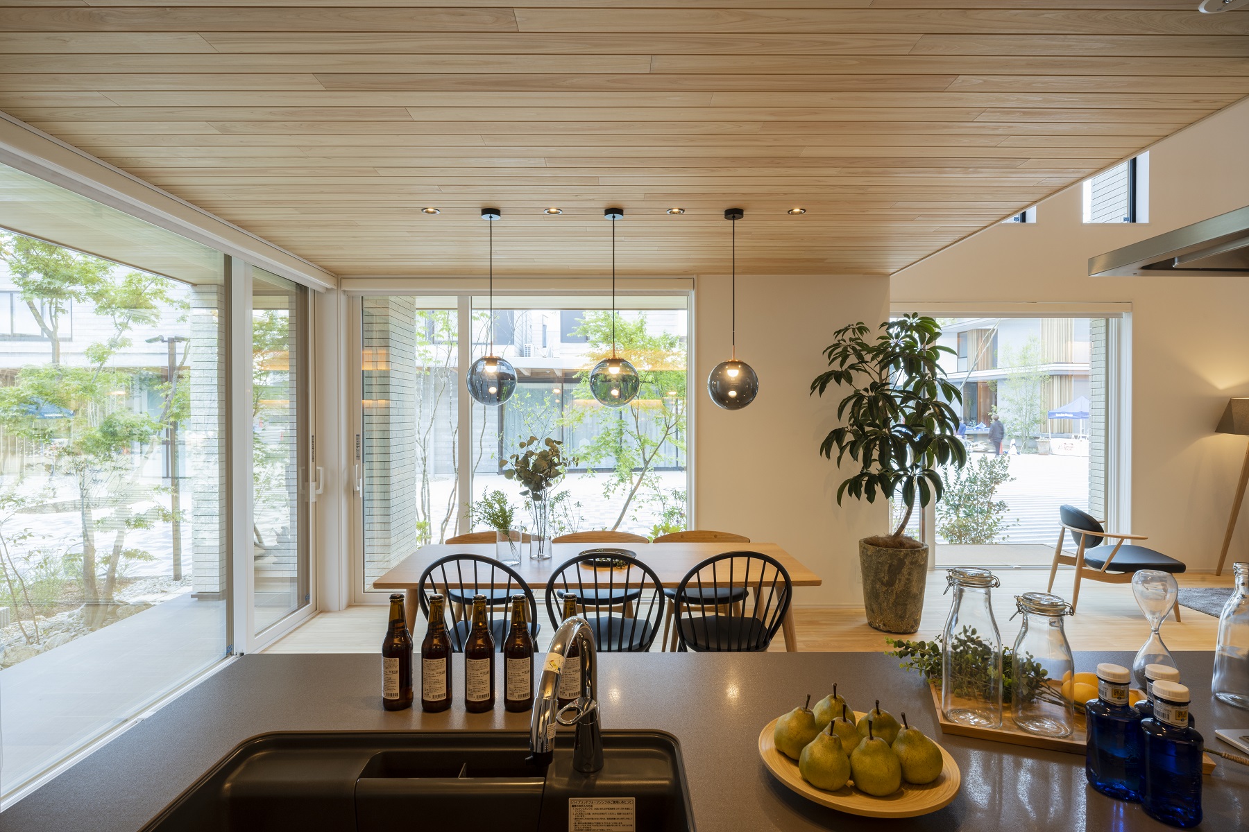 日本ハウスホールディングス 岐阜｜オープンキッチンから続くダイニングスペース。和やかな雰囲気の中で、家族団らんを楽しむことができる。