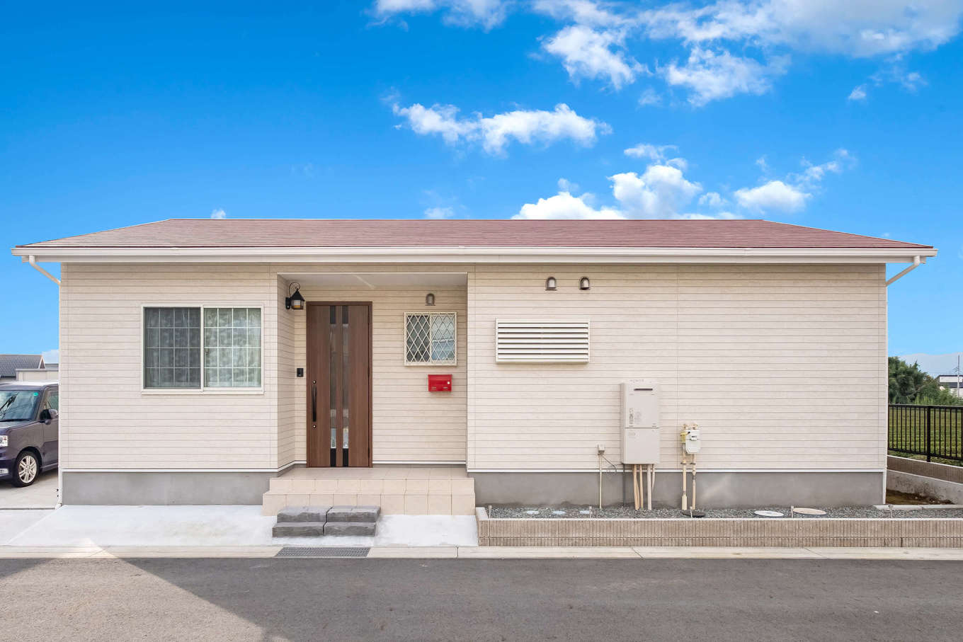 ＩＤＫ 住まいの発見館【1000万円台、夫婦で暮らす、平屋】最初は2階建ても考えていたが、将来の暮らしやすさを考慮し平屋を選択。シンプルなフォルムに赤い屋根をのせ、かわいくて飽きのこない表情に