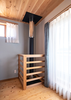 寝室に通っている薪ストーブの煙突