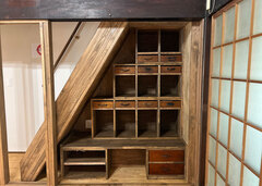 階段の先には小屋裏空間。新たにかけられた階段や手すりも雰囲気にマッチする