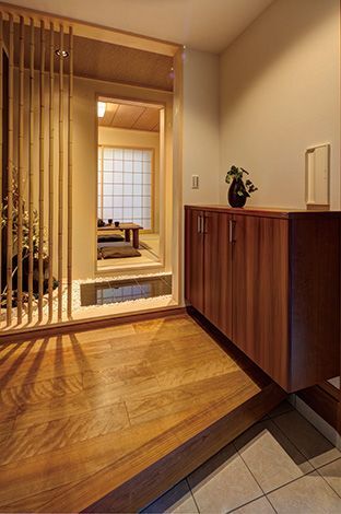 玄関に入ると石畳と玉砂利で設えた踏み込 み。リゾート地にあるモダンな旅館を訪れたときの ような、くつろぎと期待感が運ばれる