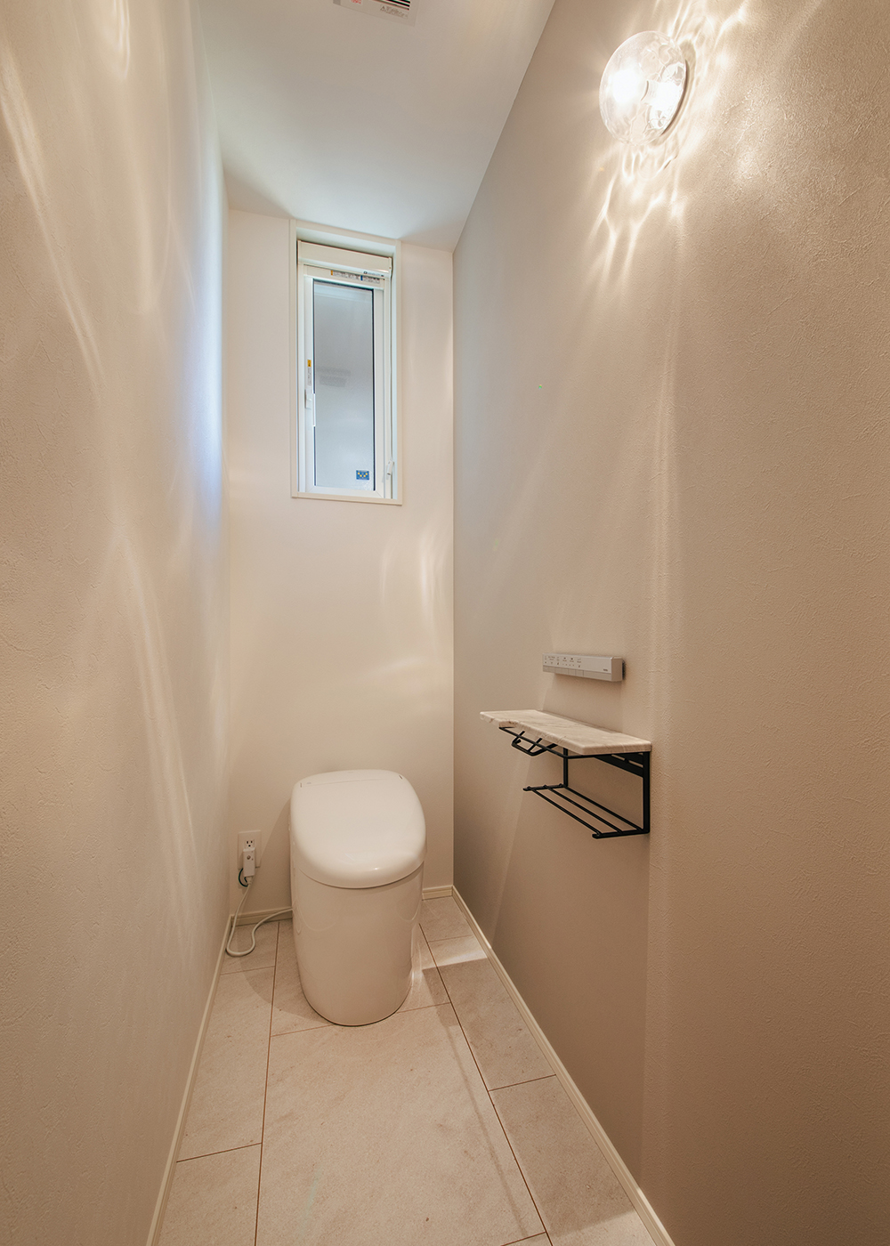 アイ工務店【デザイン住宅、間取り、平屋】トイレや水回りの床には、非木質意匠シートフローリング 『コンカーボ』を採用した。価格はリーズナブルながら、高級感ある仕上がりになっている