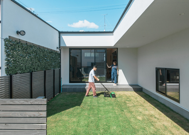 リビングや本棚のある廊下、子ども室などに面した中庭は家族の憩いの場。芝生を植えて、ご主人がこまめにメンテナンスしている。室内と庭を自由に行き来できるため、「夏にはプール遊びやBBQをしたい」と家族で楽しみにしている