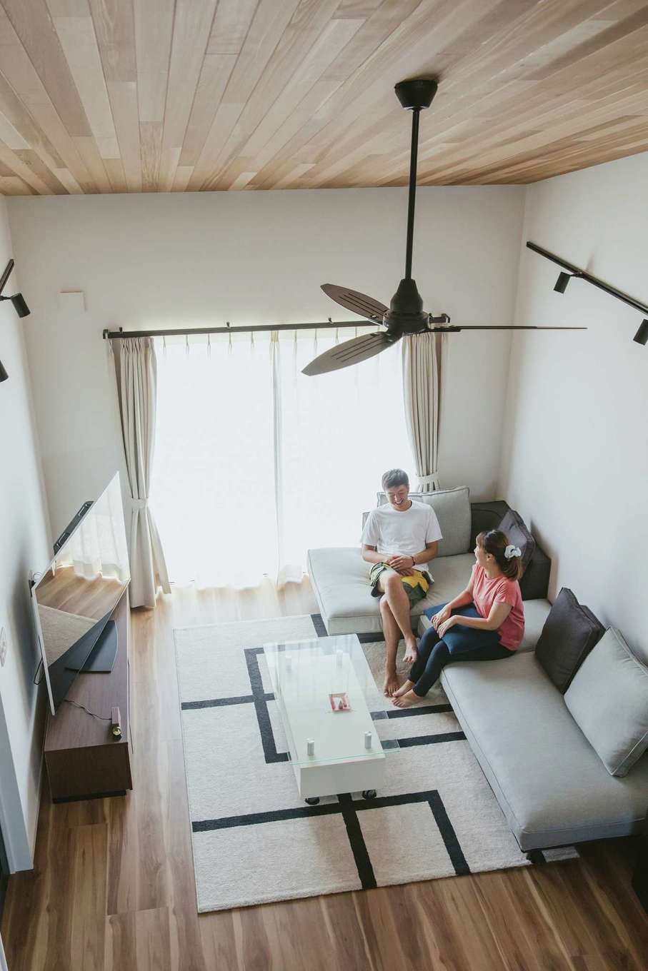 Yamaguchi Design 掛川店（アイフルホーム 掛川店）【デザイン住宅、間取り、平屋】小屋裏からはLDKの様子を見渡せる。窓から柔らかな光が射し込むリビングは、夫妻が一番長い時間を過ごす場所