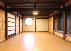 2階の子ども部屋は、将来、中央に壁を作って2部屋に可変できる造り。旧邸からあったFIXの丸窓が、いまもモダンな雰囲気を醸している