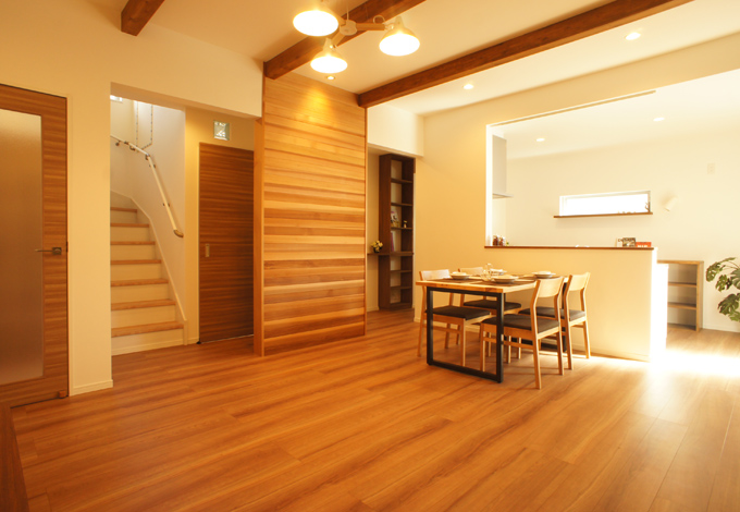 小野田産業～designers house project～【1000万円台、デザイン住宅、間取り】梁を見せた広々リビングはアクセントウォールが特徴。窓一つ一つのデザインにもこだわりシンプルな内観に