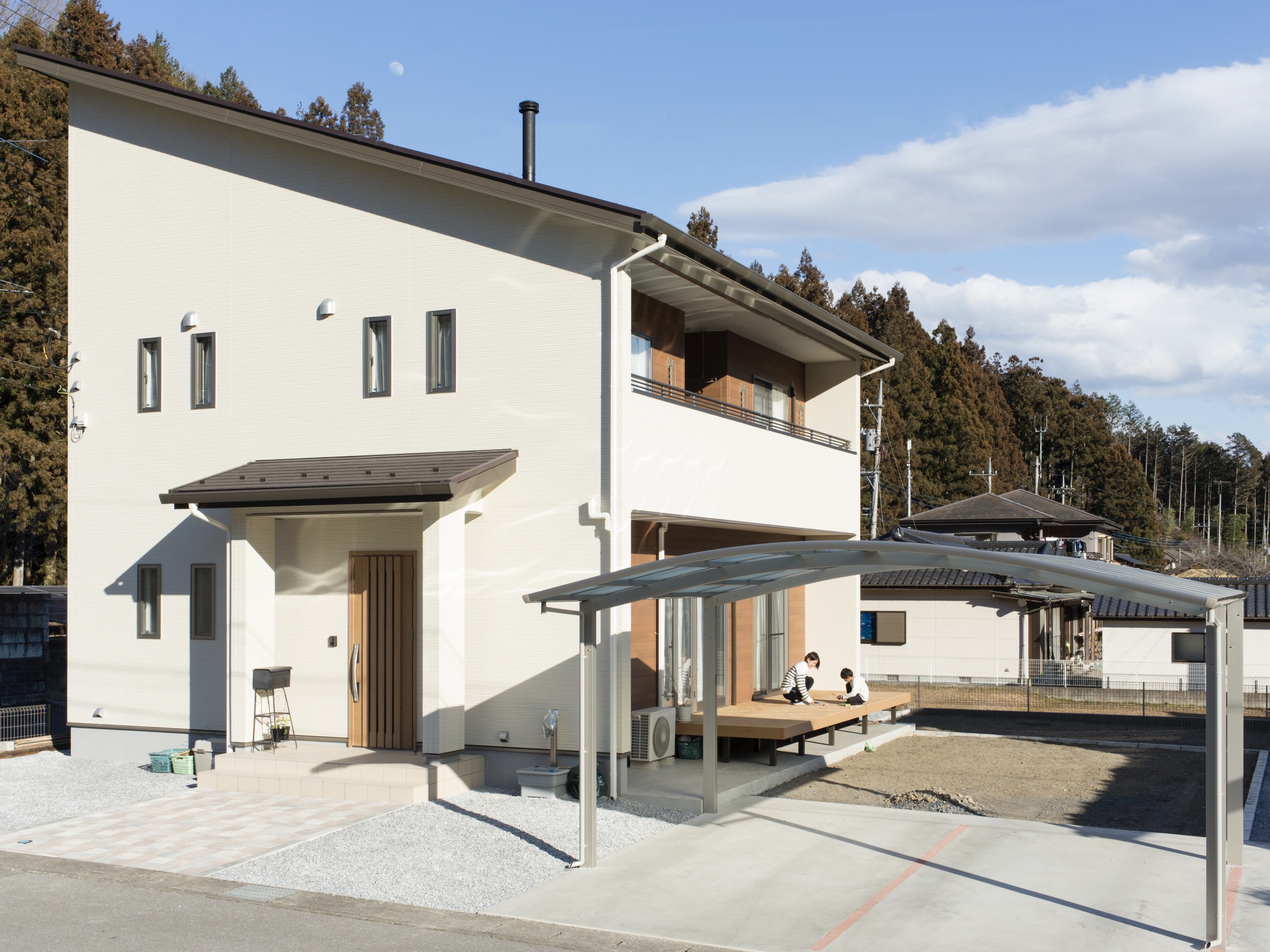 エスホーム｜片流れ屋根総二階づくりのスッキリとした外観。シンプルな外観に突き出た煙突が可愛らしい。