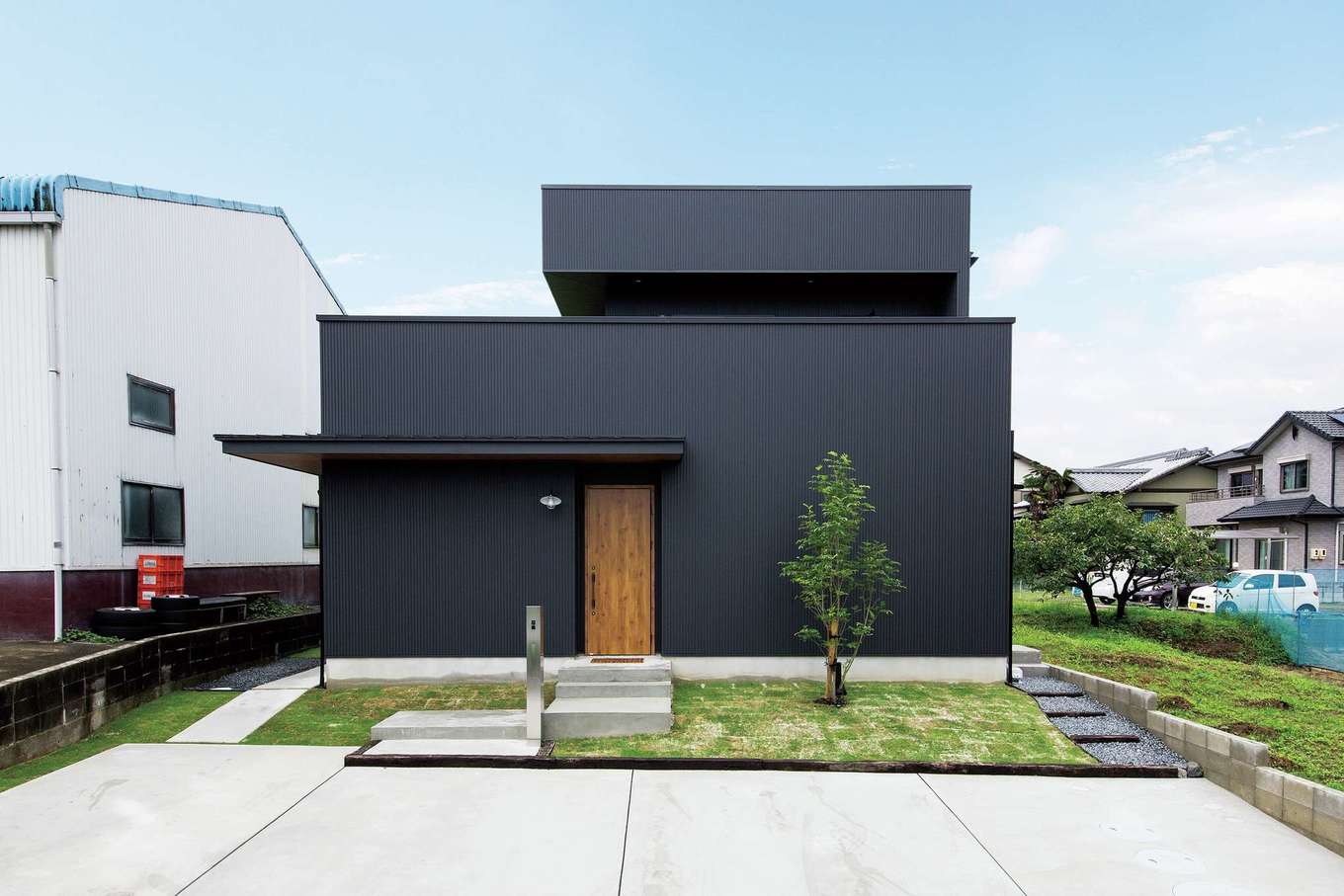 SEVEN HOUSE/セブンハウス【デザイン住宅、輸入住宅、インテリア】外観にはブラックのガルバリウム鋼板を選択。線と面のみで構成された特徴的なフォルムが印象的だ