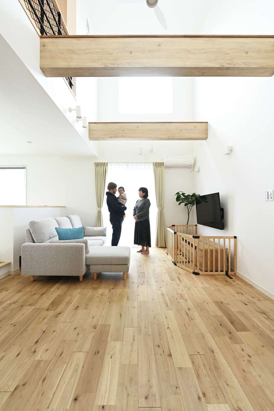 Yamaguchi Design 【デザイン住宅、収納力、間取り】ダイニングから眺めたリビング。大きな固定窓から光が注ぎ、太い梁が凛々しい印象