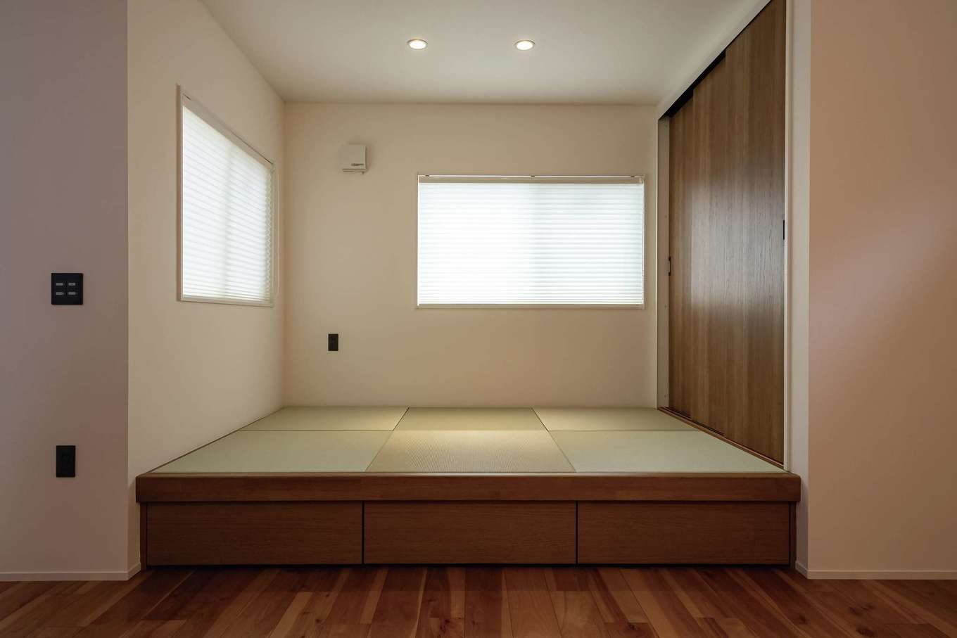臼幸産業【デザイン住宅、省エネ、間取り】25畳LDKの一角には、3畳ほどの小上がりの畳コーナー。
下部は引き出し収納に
