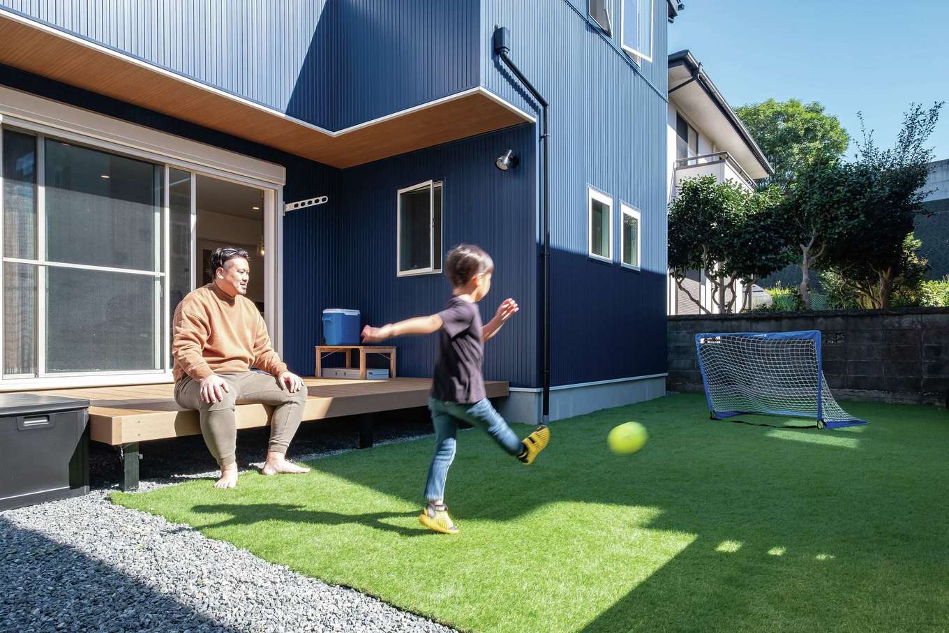ぽっくハウス【リプルス】【1000万円台、デザイン住宅、子育て】通り側は閉じ、庭側は開いて、広さと明るさを室内に採り込んでいる。お兄ちゃんたちに続いて、春には3人目のサッカー選手が誕生する予定
