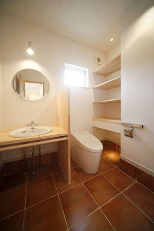 来客に配慮して、レストラン風に手洗いスペースをしっかりと確保したトイレ。収納も十分に設けてある