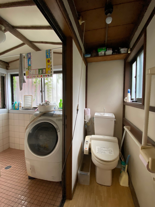 トイレを通らないと浴室に行けず、浴室内に洗濯機が設置されていた水回りスペース。日常生活や家事の動線が不便で、冬は冷え込みが厳しかった