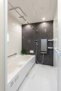 白を基調にした清潔感あふれる空間に、アクセントとしてダークカラーの壁が映える
機能とスタイルを兼ね備えた寛ぎの場