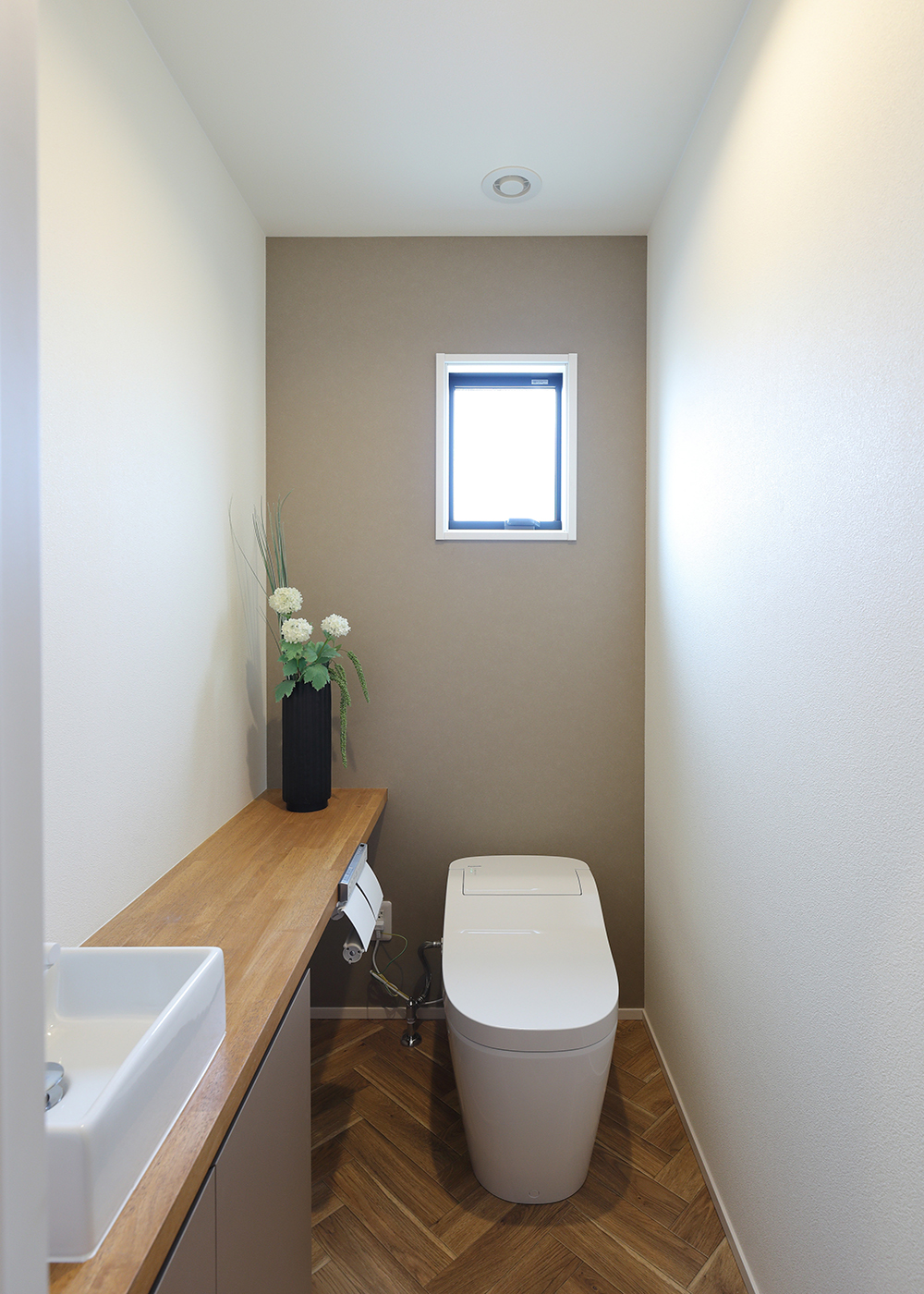 丸昇彦坂建設【子育て、収納力、間取り】ゲストも使いやすいよう考慮し、カウンターと手洗いコーナーを設置