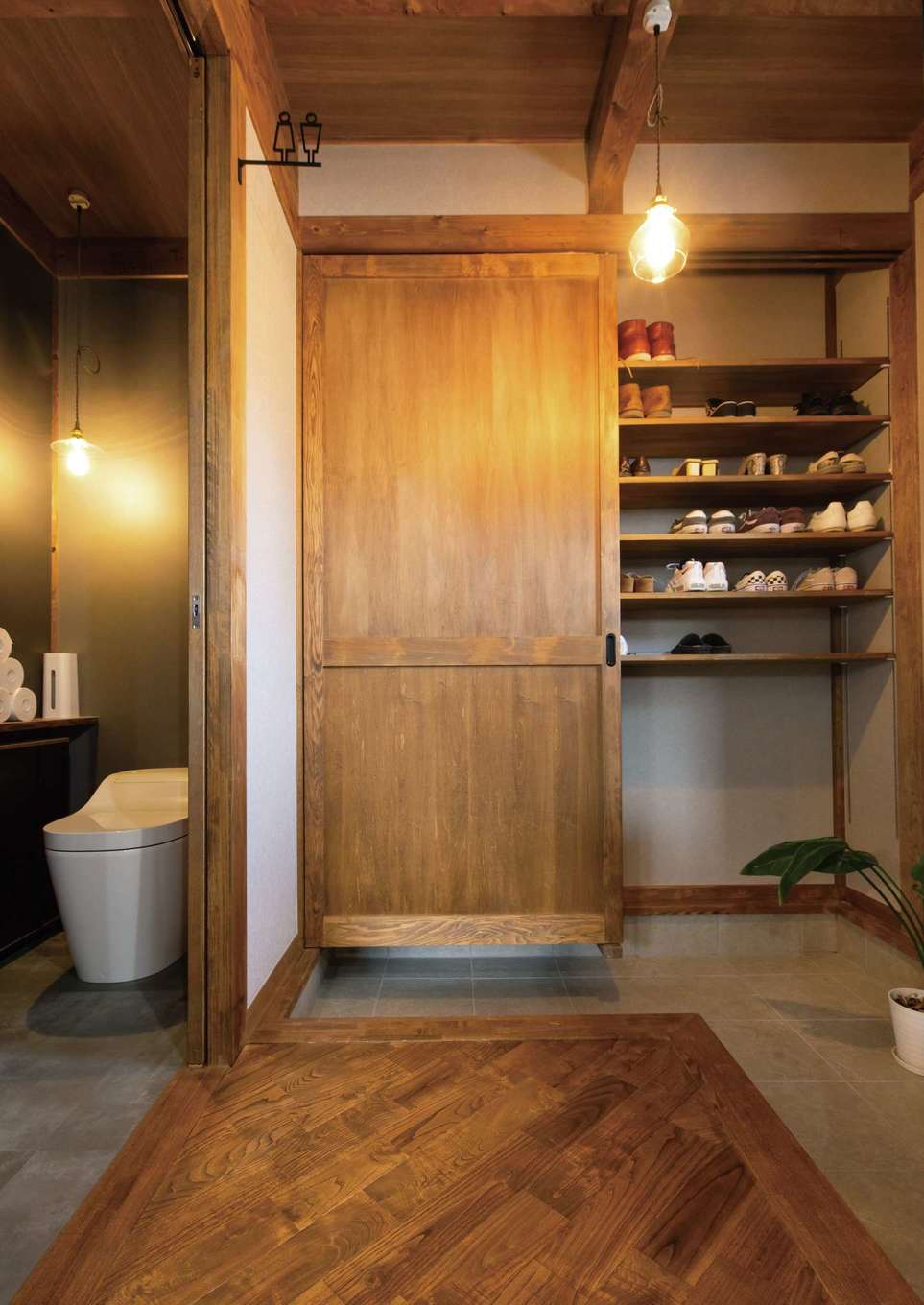 サイエンスホーム【1000万円台、自然素材、省エネ】土間スタイルの広い玄関ホール。シューズクローゼットの扉を地面から浮かせることで掃除もラクラク