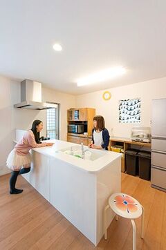 18畳のLDKでは、オープンキッチンにプラン変更。その分、食器棚は持ち込みにし、ぴったりサイズになるようご主人がDIY　