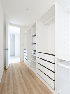 シンプルで明るいファミリークローゼット。収納スペースが豊富で、
衣類や小物の整理に便利です。