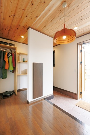 上着掛けや可動式の棚が便利な玄関。ガレージとの行き来も可能だ