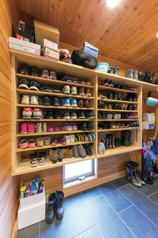 奥さまがオーダーした大容量のシューズクローク。通り抜けられて湿気もこもりにくく、オープン棚の下がフリーなので掃除がしやすい
