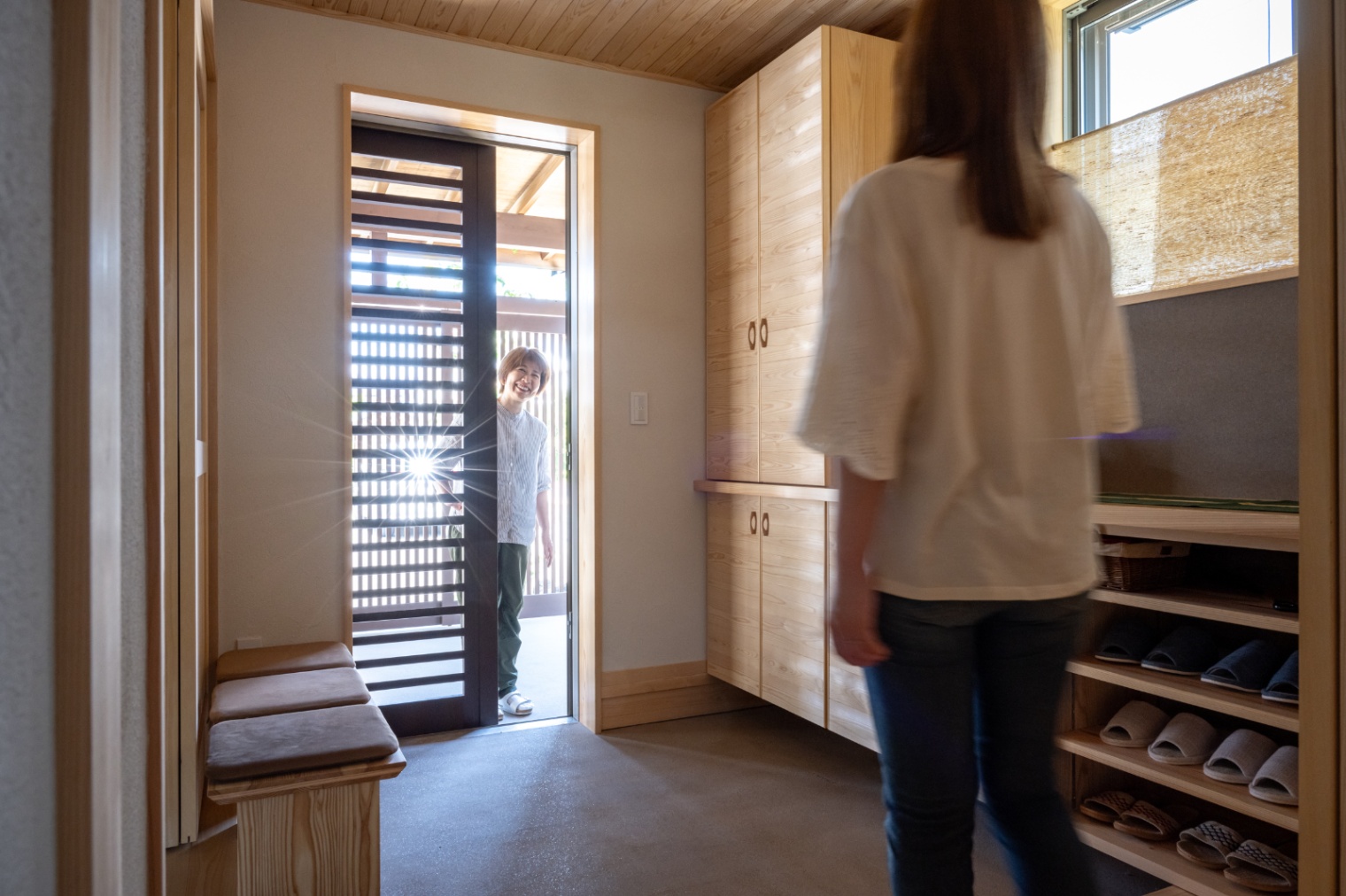 アクトホーム｜明るい自然光が差し込む玄関ホール。広々とした空間に収納も充実しており、来客を迎えるのに最適な空間である。