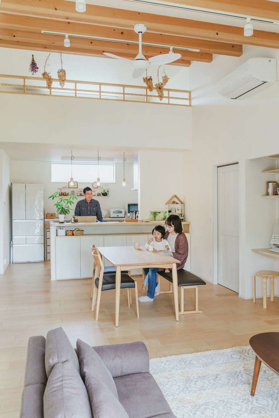 しんせつハウス【デザイン住宅、間取り、平屋】家族がほとんどの時間を過ごすLDK。キッチン上部のロフトは、LDKにいる家族と自然に会話できる距離感