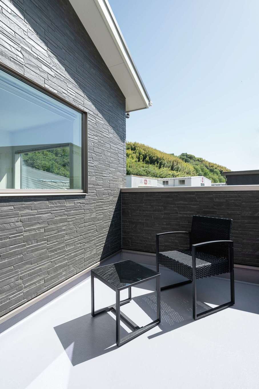 三和建設【趣味、間取り、ペット】2階のバルコニーは、風が通り夏の家飲みにぴったり。窓の内側のスクリーンを下ろして映画も見られる