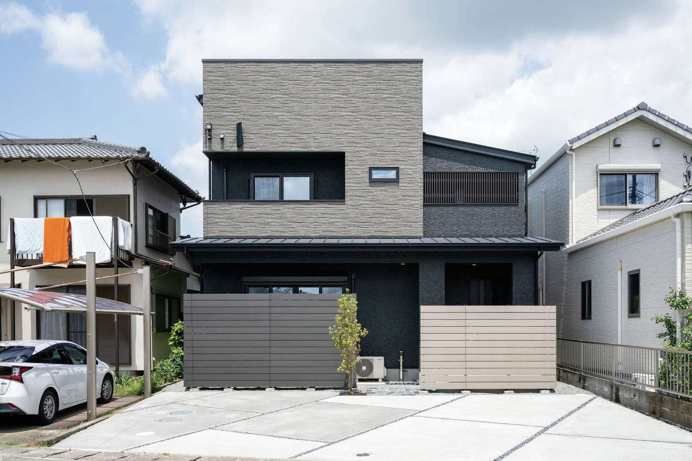 irohaco （アヴァンス）【デザイン住宅、高級住宅、間取り】黒とグレーを基調としたシンプルモダンな外観。視線を遮りつつ、光と風を通すため3か所にルーバーを設置。外壁は太陽の力で付着した汚れを分解し、雨水で洗い流すセルフクリーニング性能を持つ光セラ18ミリが標準仕様
