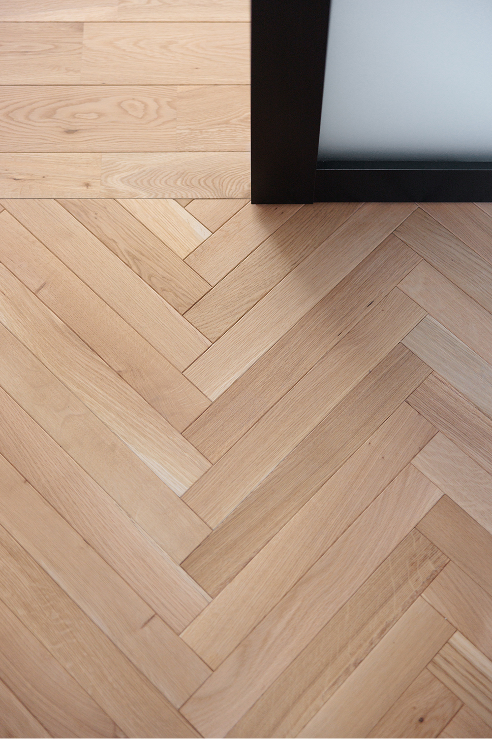 tact design firm【デザイン住宅、子育て、間取り】ヘリンボーンパターンの無垢フローリング